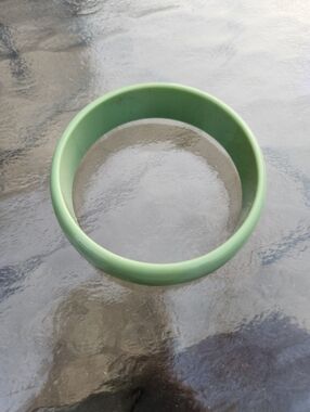Vintage Avocado Green Plastic Bangle